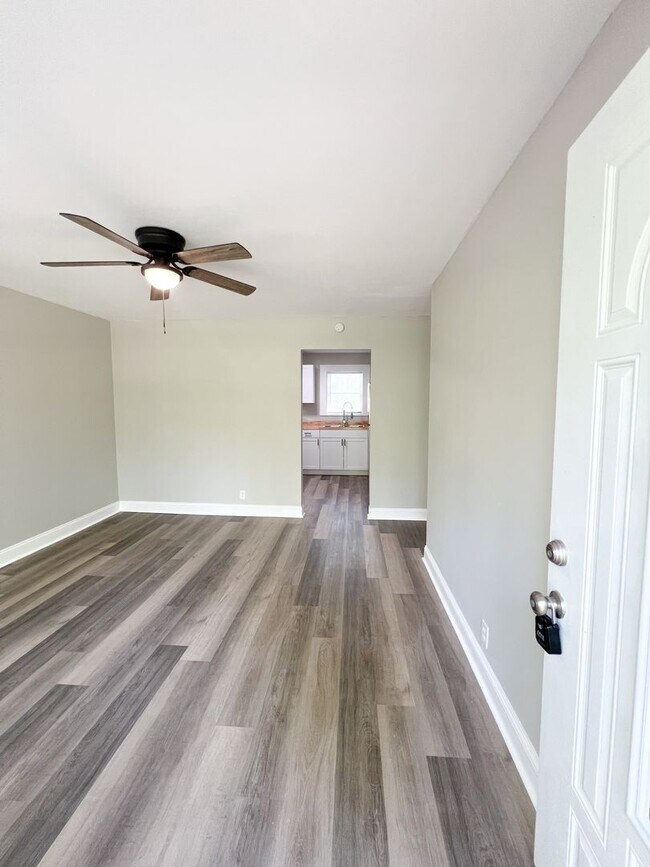 Foto del edificio - Completely Remodeled Home in Clarksville, TN – Just Off Madison Street!