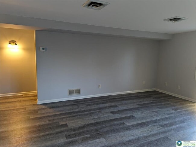 Foto del edificio - 118 E Hillcrest Ln