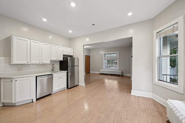 Building Photo - 515 W 25th St