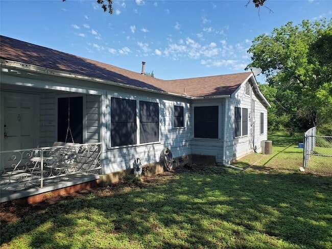 Building Photo - 2227 Westbrook Ave