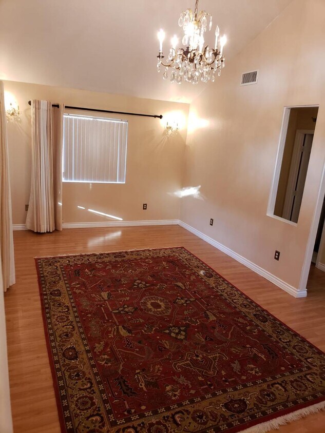 spacious high ceiling living room - 10512 Plainview Ave