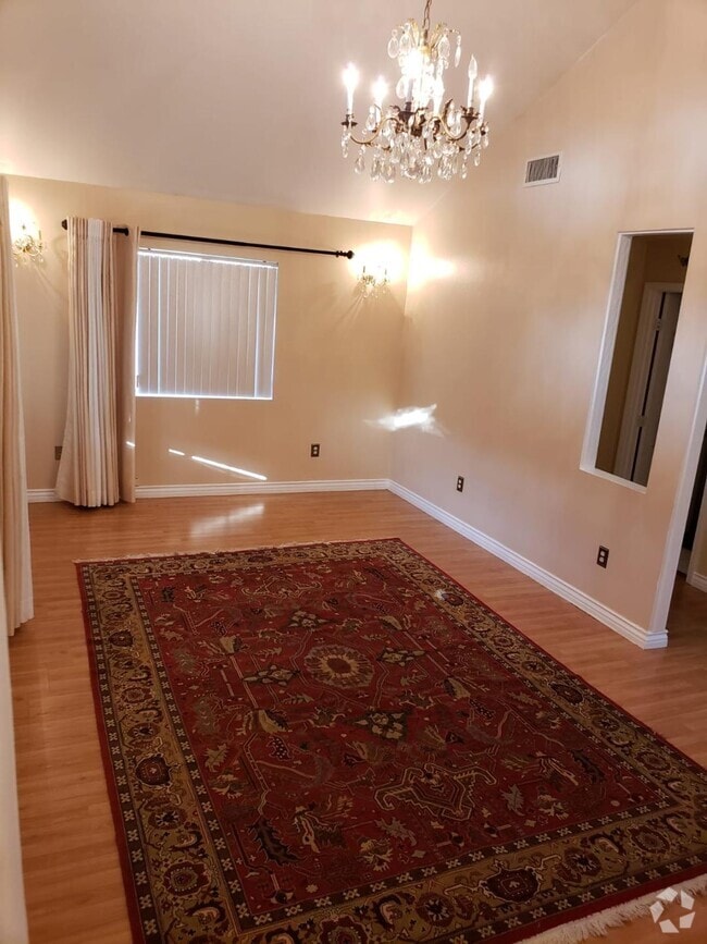 spacious high ceiling living room - 10512 Plainview Ave