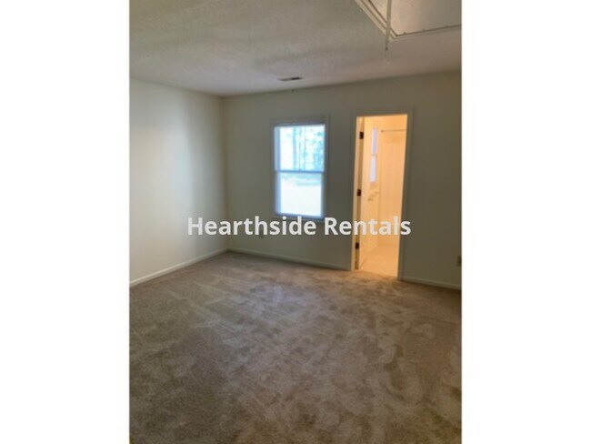 Building Photo - **2 Bedroom 2 Bath Duplex Minutes Away Fro...