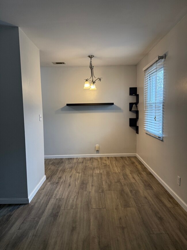 Building Photo - 718 Village Ln