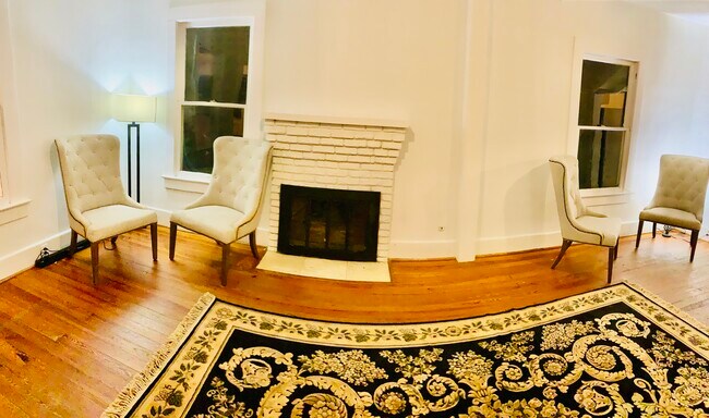 Amplia sala de estar con chimenea - 1108 22nd St W