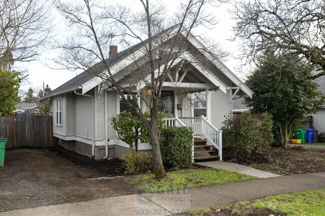 Foto del edificio - 2 Bedroom Craftsman Home Available - Southeast Portland!