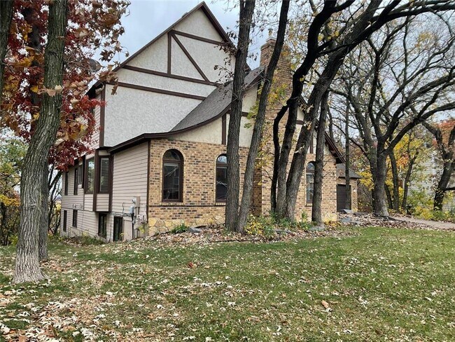 Building Photo - 1009 Hilloway Cir