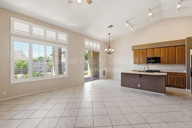 Building Photo - 7017 W Greenbriar Dr
