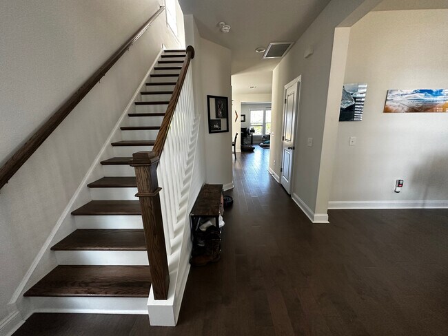 Foto del edificio - 489 Spring Hollow Dr