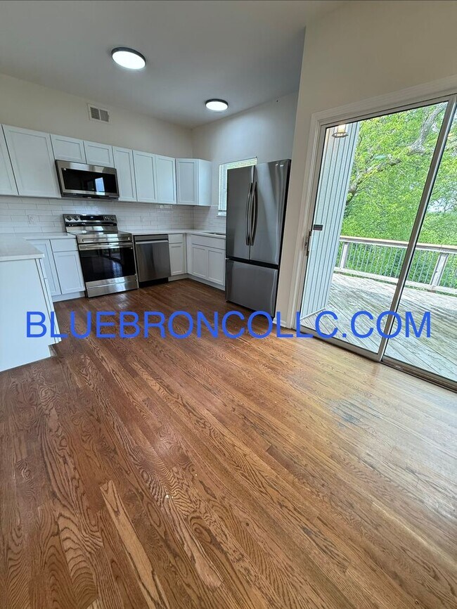 Foto del edificio - Completely renovated 3 bedroom unit with modern finishes and beautiful views.