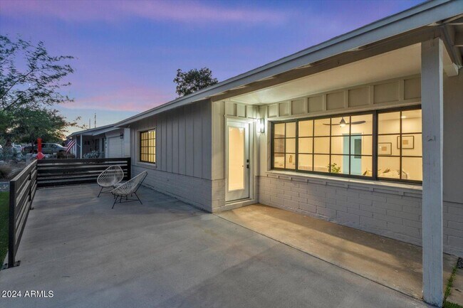 Building Photo - 6732 E Palm Ln