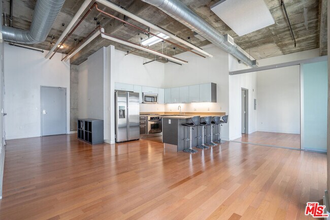 Foto del edificio - 645 W 9th St