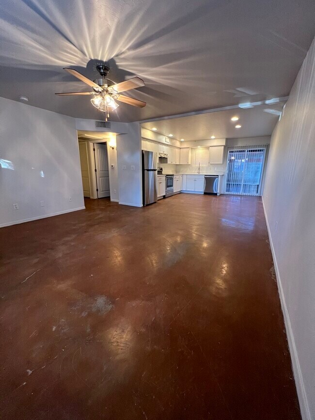 Beautiful 5 bed 2 bath home! photo'
