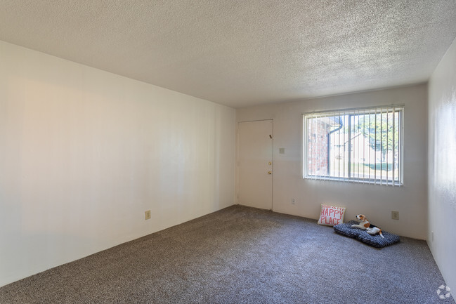 1BR, 1BA - 700 SF - Evergreen Manor