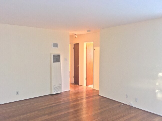 Sala de estar hacia dormitorios y baño. - 5428 Van Fleet Avenue