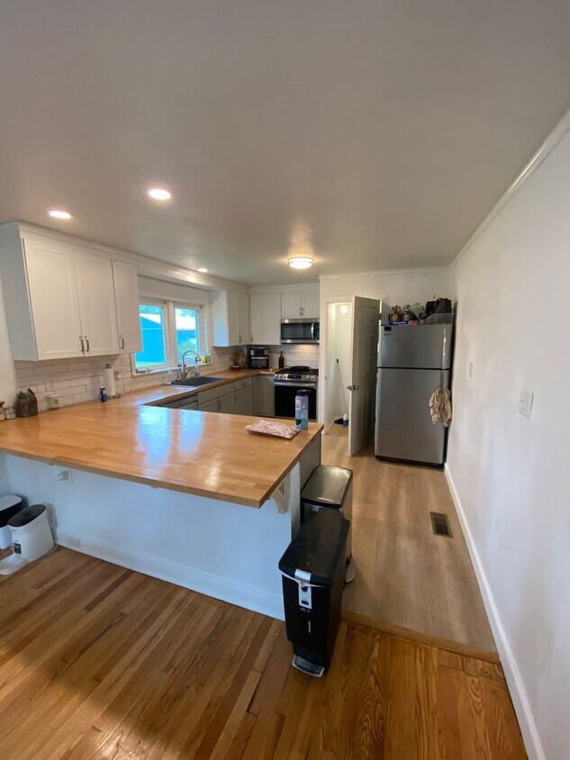 Foto principal - Beautiful 3 Bedroom House with Large Fence...