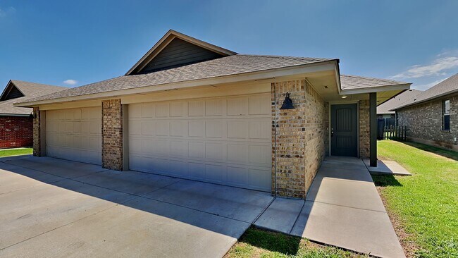 Foto del edificio - 2 Bedroom 2 Bath Duplex Close To Tinker AFB