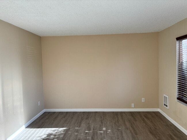 Building Photo - MOVE IN SPECIAL - 1/2 OFF THE 1ST MONTH RENT FOR THIS SUPER CUTE UNIT- RECENTLY REMODELED - ONLY ...