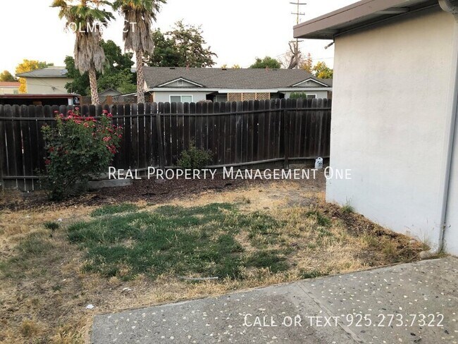 Building Photo - 1195 Holmes Ct