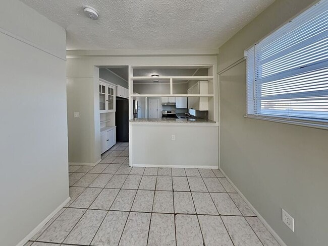 Building Photo - 1104 W Kirby St