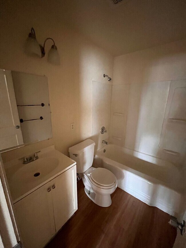 Building Photo - 2 br, 1 bath House - 1705 N Pontiac Dr