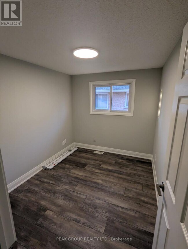 Photo du bâtiment - 5072 University Ave