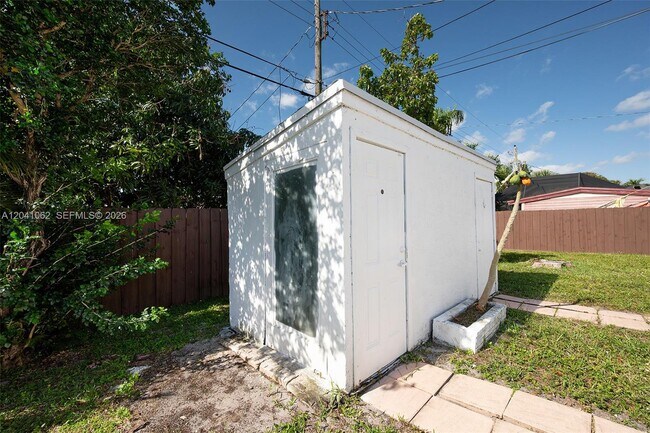 Foto del edificio - 3524 SW 14th St