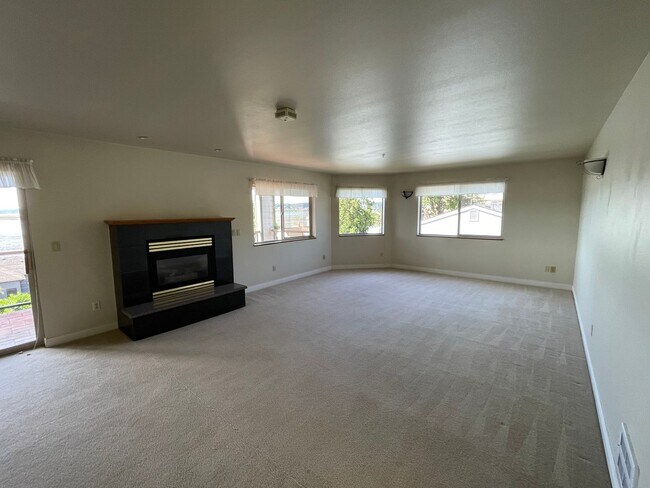 Building Photo - Beautiful Condo with Amazing View of the H...