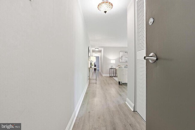 Foto del edificio - 10636 Montrose Ave