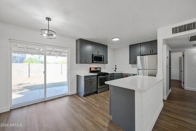 Foto del edificio - 732 E Vista Del Cerro Dr