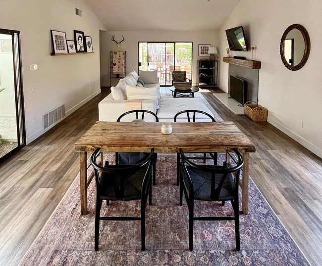 Building Photo - 3305 Vivienda Cir