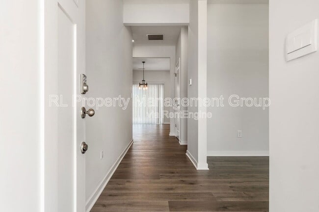 Foto del edificio - 214 Sterndale Dr