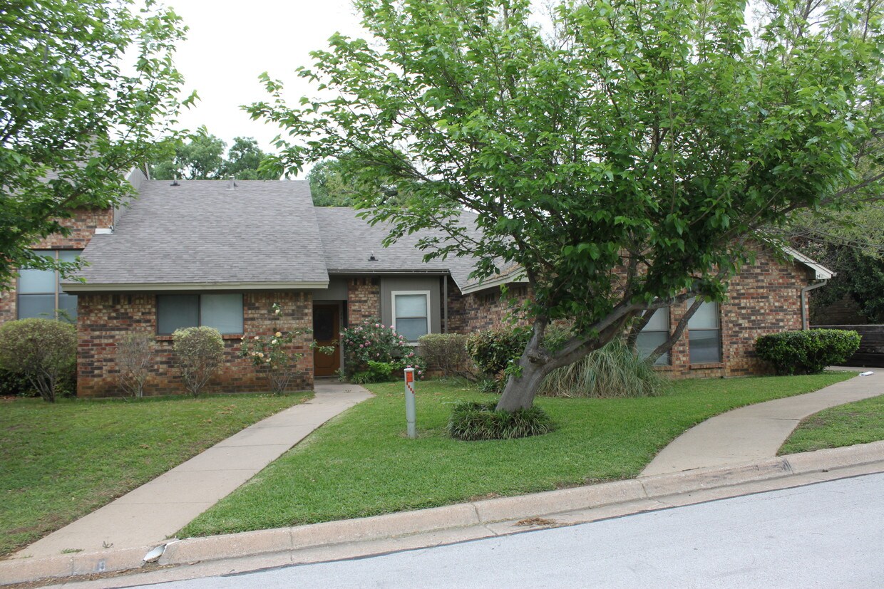 Primary Photo - 2419 Kingsford Ct