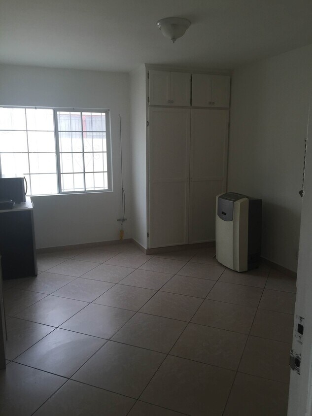 Foto principal - 1001 N Heliotrope Dr