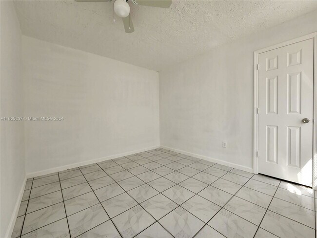 Foto del edificio - 360 NW 119th St