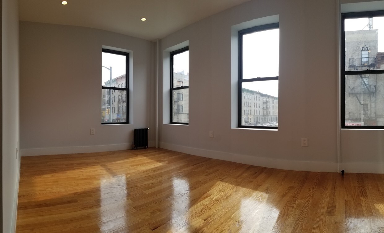 Foto principal - 1351 St Johns Pl