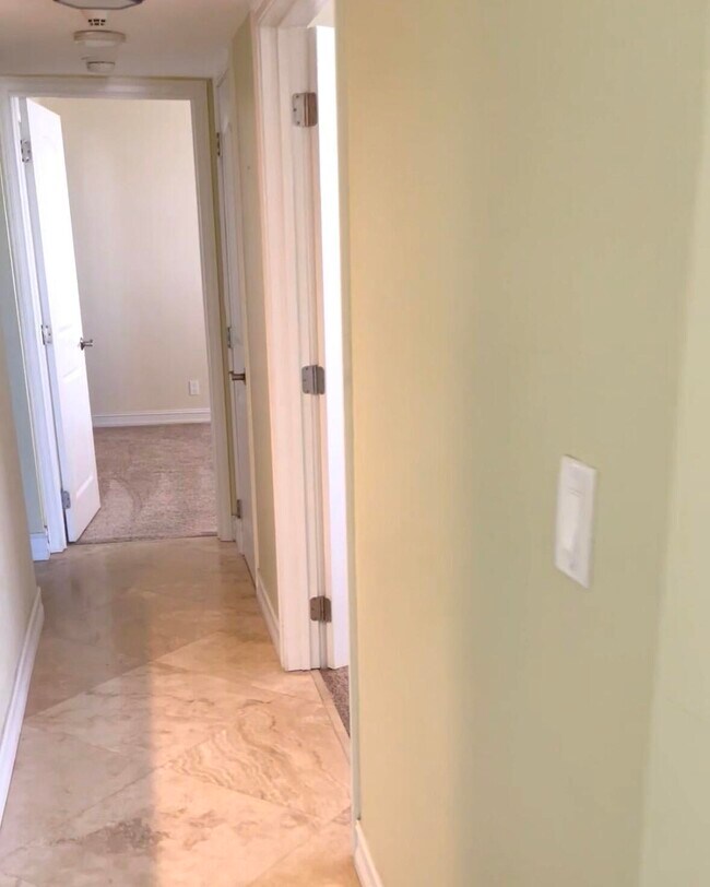 Building Photo - 1 Las Olas Cir