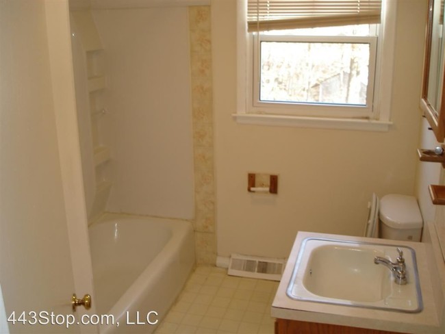 Building Photo - 2804 Isherwood Dr