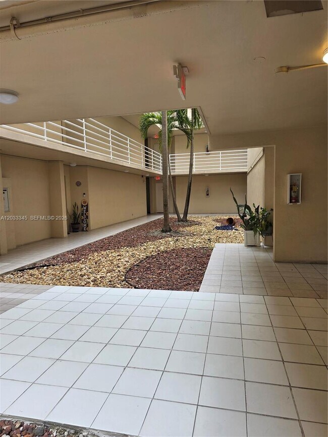Foto del edificio - 8050 NW 8th St