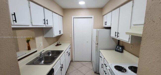 Building Photo - 755 Riverside Dr
