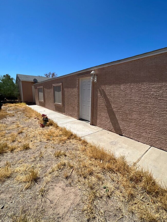Foto del edificio - Double wide with detached garage rental