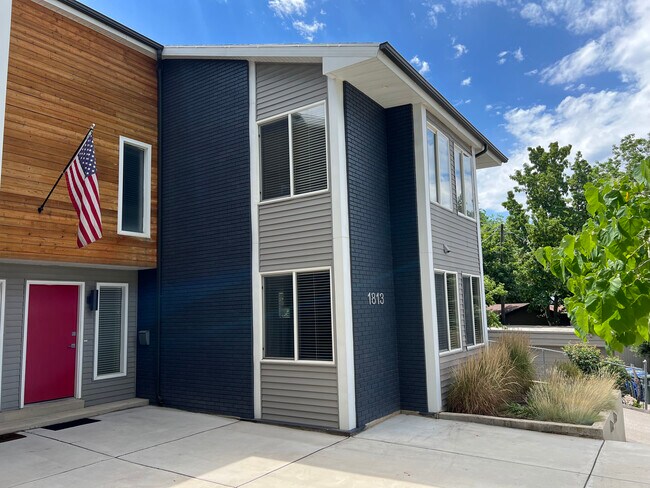 Building Photo - 1813 S Laurelhurst Dr