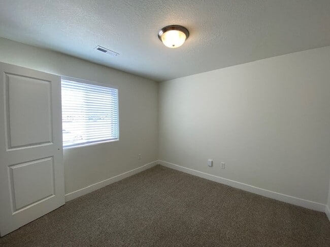 Building Photo - SPACIOUS HOME FOR RENT!