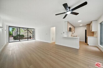 Building Photo - 305 San Vicente Blvd