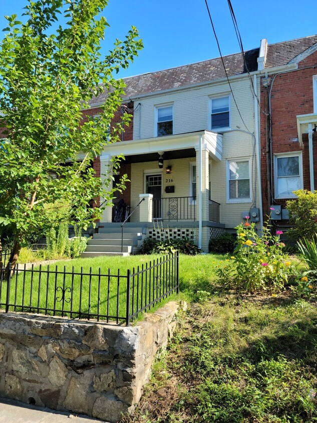 Primary Photo - 216 Gallatin St NW