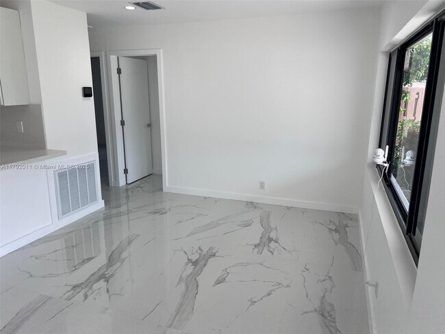 Foto del edificio - 431 NE 58th Ct