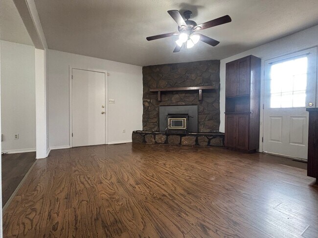 Foto del edificio - Available now 3 bedroom 1.5 bath 2 car garage