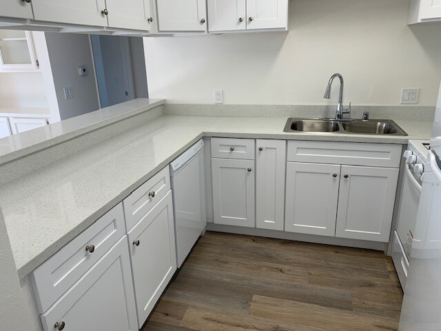 Foto principal - 2449 S Barrington Ave