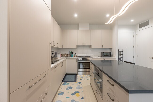 Building Photo - 1401 W Webster Ave