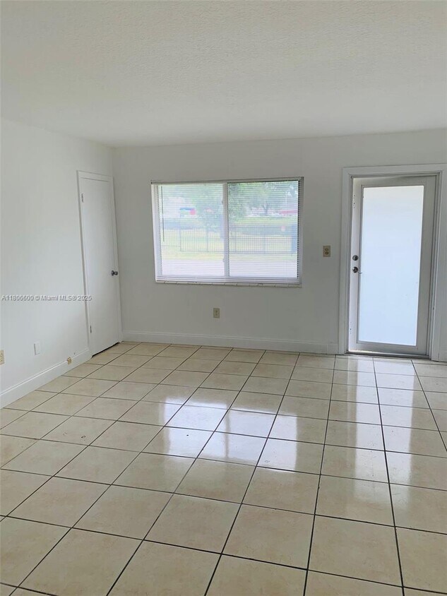Foto principal - 2647 NE 204th Terrace